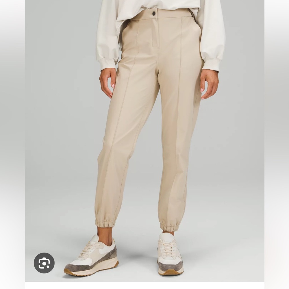 Women's Lululemon solid black Warptreme 7/8 joggers. Size 30.